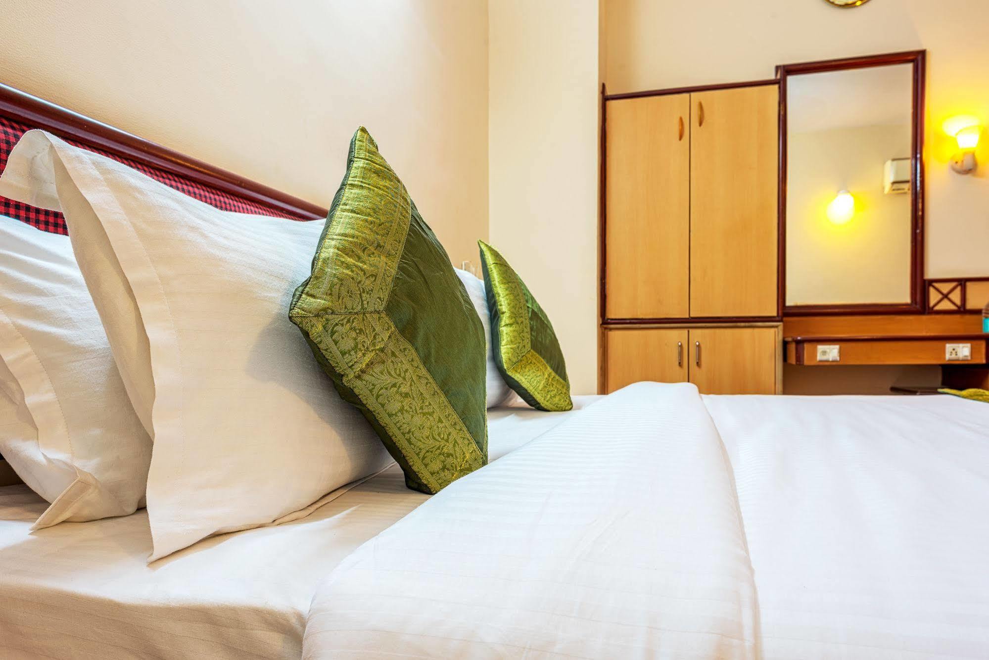 Hotel Saaket Residency Visakhapatnam Exterior foto